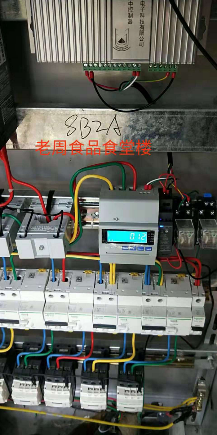燦陽公司為蘇北某工業(yè)區(qū)100多棟樓宇亮化安裝集中控制器。(圖5)